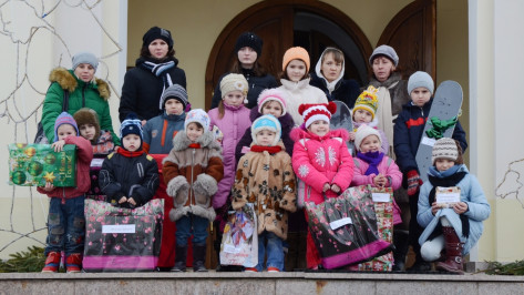 Россошанские дети-сироты получили подарки от епархии 
