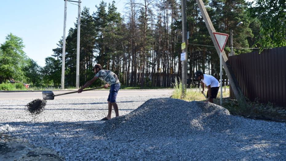 В рамонской деревне Богданово на асфальтирование дороги направили 1,2 млн рублей