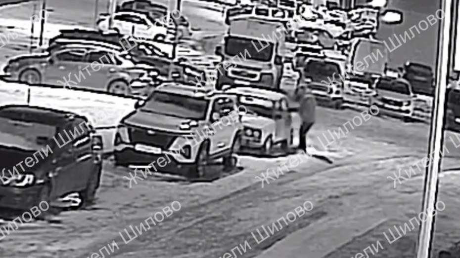 В воронежском микрорайоне Шилово молодые люди под камерами пытались угнать машину