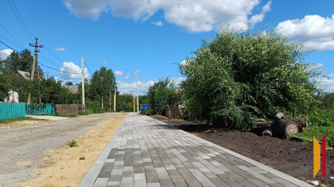 В поселке Хохольский сделали тротуар на средства областного гранта