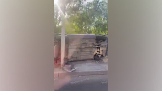Автомобиль перевернулся в районе Юго-Западного рынка в Воронеже вечером 4 июля
