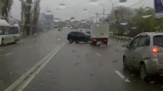 Появилось видео ДТП с 3 машинами на Чернавском мосту в Воронеже