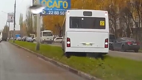 В Воронеже водителя автобуса №5а уволили за объезд пробки по газону