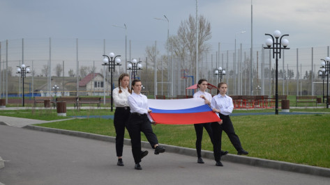 Школы Воронежской области начали новую учебную неделю с поднятия российского флага