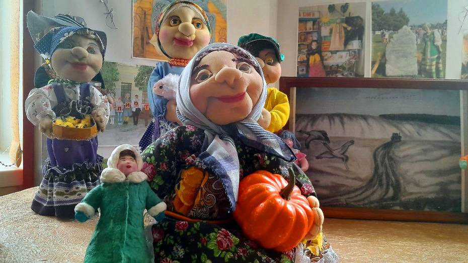 Выставка пейзажей и кукол из капрона и ваты открылась в Калаче