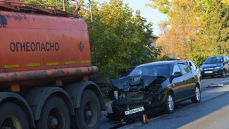 Под Рамонью Hyundai Elantra врезался в бензовоз