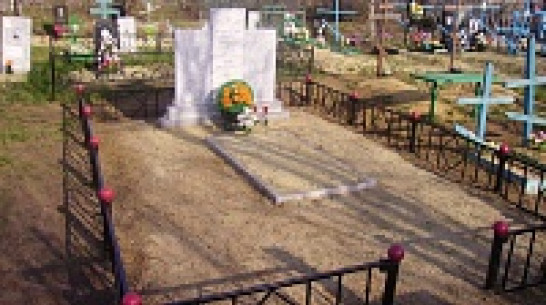 На кладбище в поселке Новохоперский восстановили ограду на оскверненной братской могиле