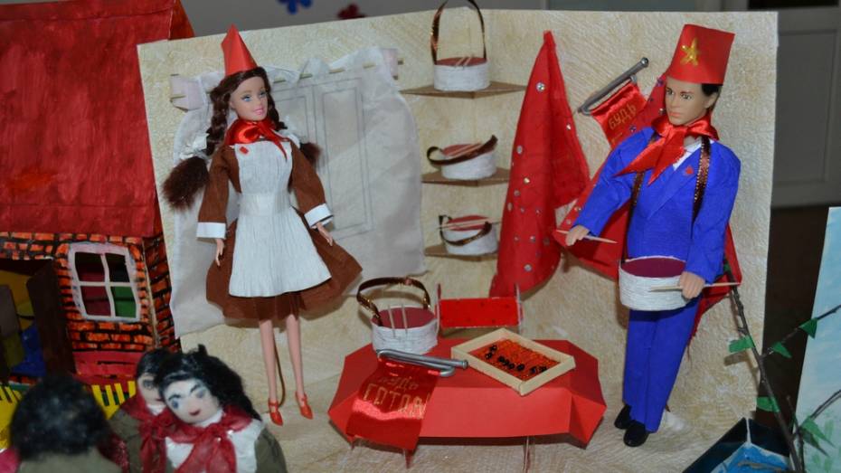 Лискинцы на выставке 100-летия комсомола нарядили куклу Барби в пионерскую форму