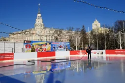Каток на площади Ленина в Воронеже продолжит работу до 15 марта