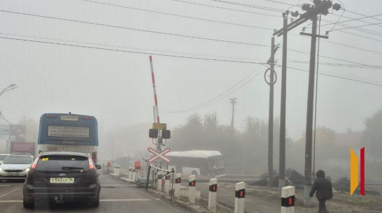 В Воронеже автобус съехал в кювет у железнодорожного переезда