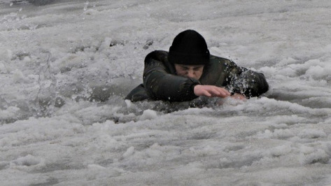 Воронежский рыбак провалился под лед водохранилища