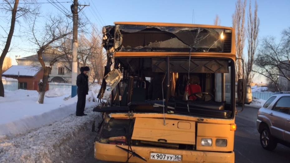 В ДТП с автобусом и фурой в Воронеже пострадали 5 пассажиров