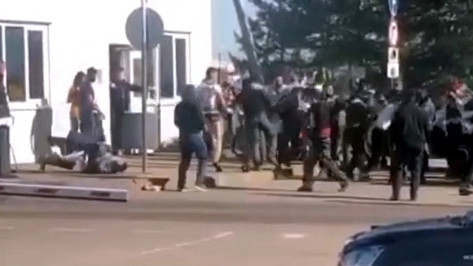 Видео массовой драки возле распределительного центра «Пятерочки» выложили в Сеть воронежцы