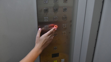 В Воронеже женщина со взведенным арбалетом вышла помешать установке новых лифтов
