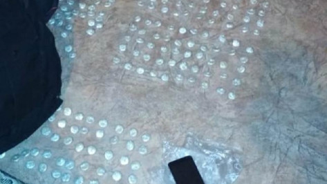 Полицейские при обыске квартиры наркодельцов в Воронеже нашли 300 свертков с героином