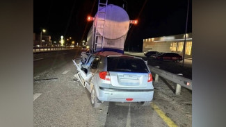 Под Воронежем водитель Hyundai врезался в грузовик и погиб