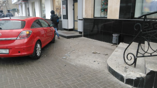 В центре Воронежа Opel вылетел на тротуар