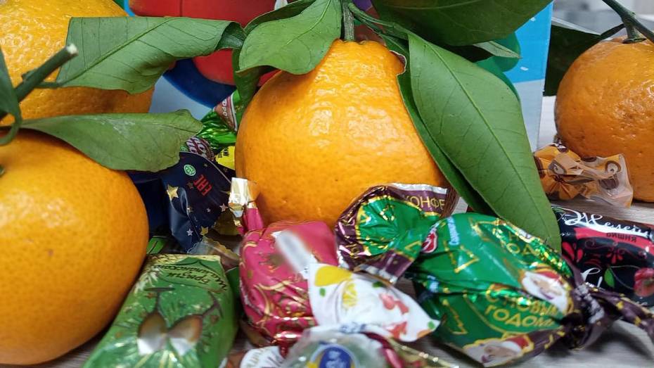 В Верхнехавском районе стартовала акция по сбору сладких новогодних подарков для бойцов СВО