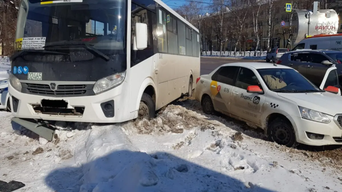 Такси и маршрутка столкнулись в Воронеже