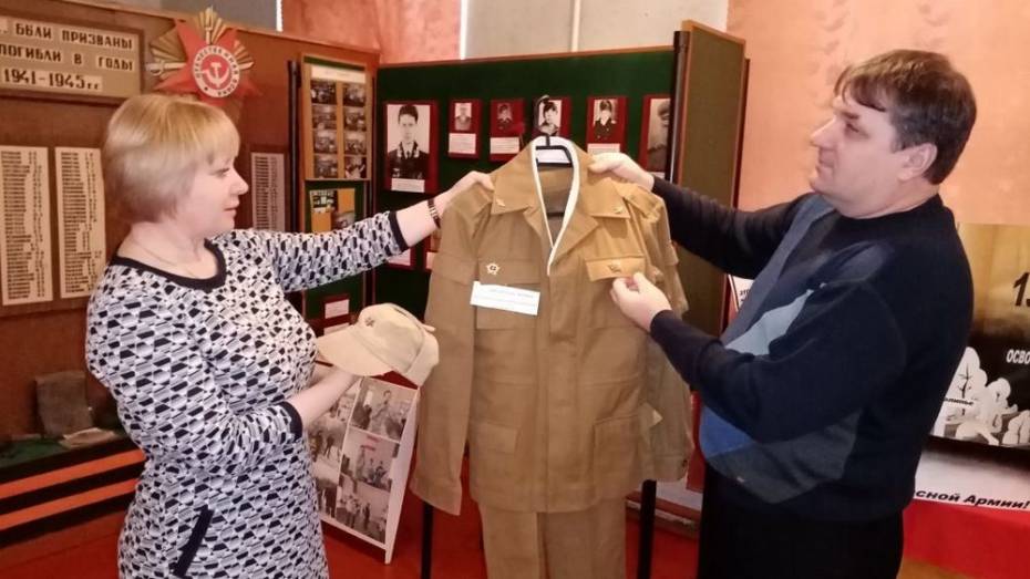 Жители репьевского села Краснолипье подарили музею газеты времен ВОВ и военную форму