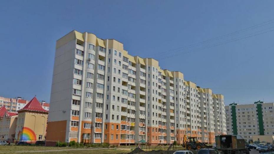 В Воронеже 67-летняя женщина упала из окна 10-этажного дома и погибла