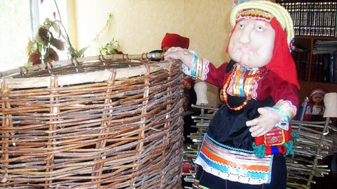 Работники репьевской библиотеки собрали коллекцию кукол в народных костюмах