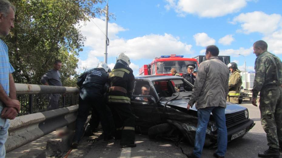 В Воронеже пассажир Volkswagen лишился руки из-за отбойника