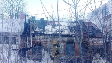 Частный дом сгорел в Воронеже: погибла женщина