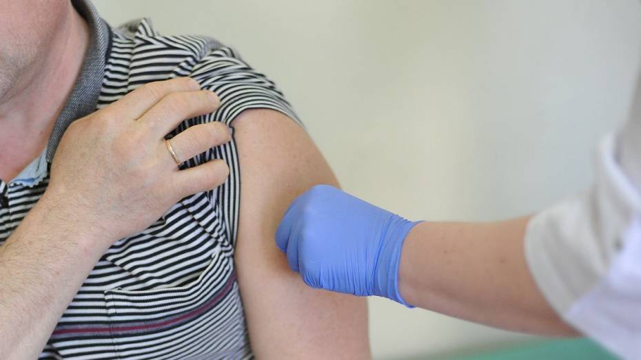 Российские ученые проверили на себе вакцину от COVID-19