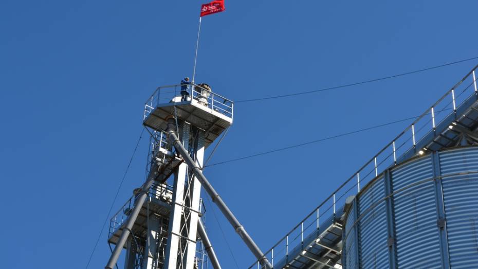 Житель Нижнедевицка поднял Знамя Победы на самой высокой точке зерносушильного  комплекса