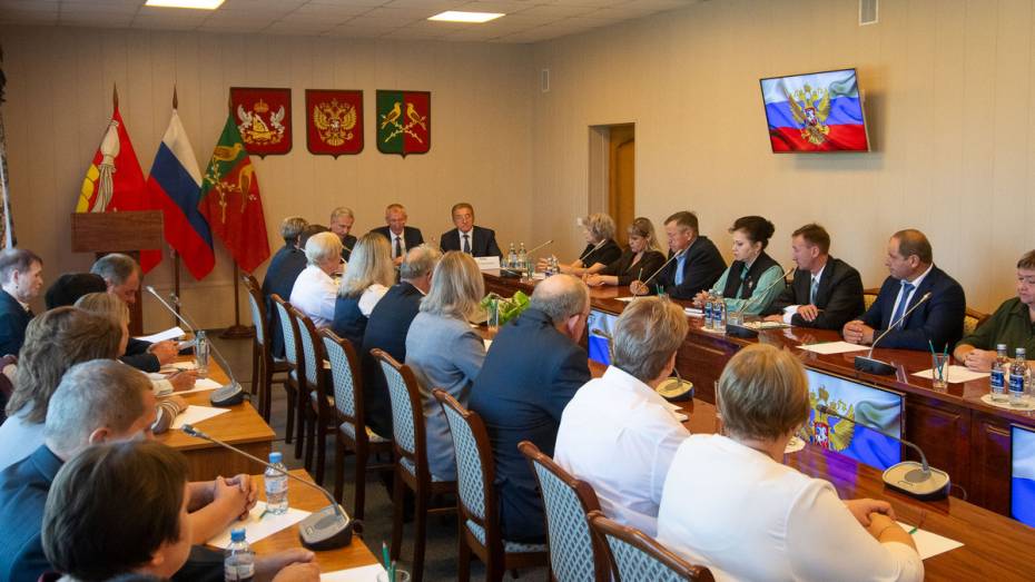 Сенатор Сергей Лукин и первый замгубернатора Воронежской области Сергей Трухачев провели рабочую встречу с активом Таловского района