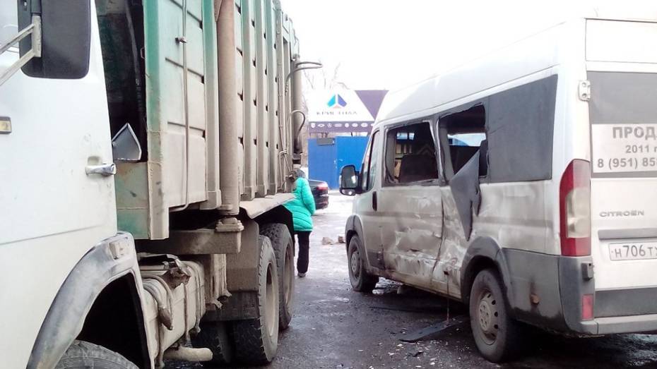 В Воронеже мусоровоз врезался в маршрутку: пострадала пассажирка