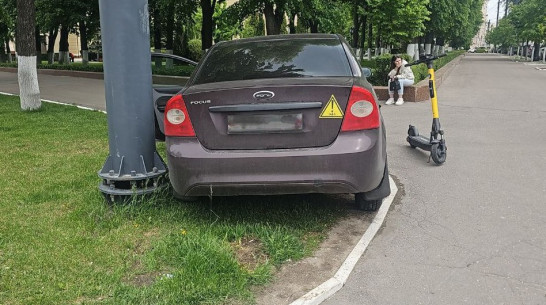 В Воронеже возле площади Ленина Ford Focus вылетел на тротуар и сбил женщину