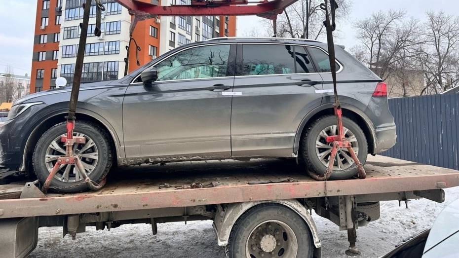 В Воронеже судебные приставы арестовали за долги 3 иномарки