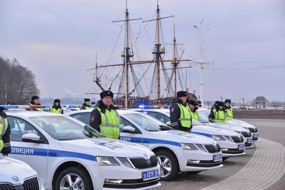 В Воронеже сотрудники ГИБДД в торжественной обстановке получили новые машины