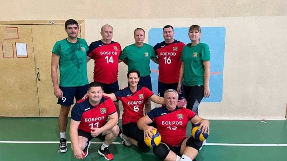Бобровские педагоги выиграли в зональных соревнованиях по волейболу в «Спортивной перемене»