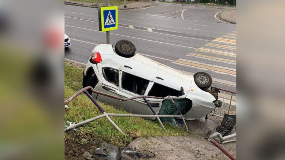 «Лада Калина» сбила пешеходное ограждение и перевернулась в Воронеже