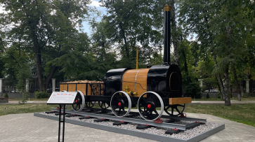 Модель старинного паровоза Черепановых установили в Воронеже