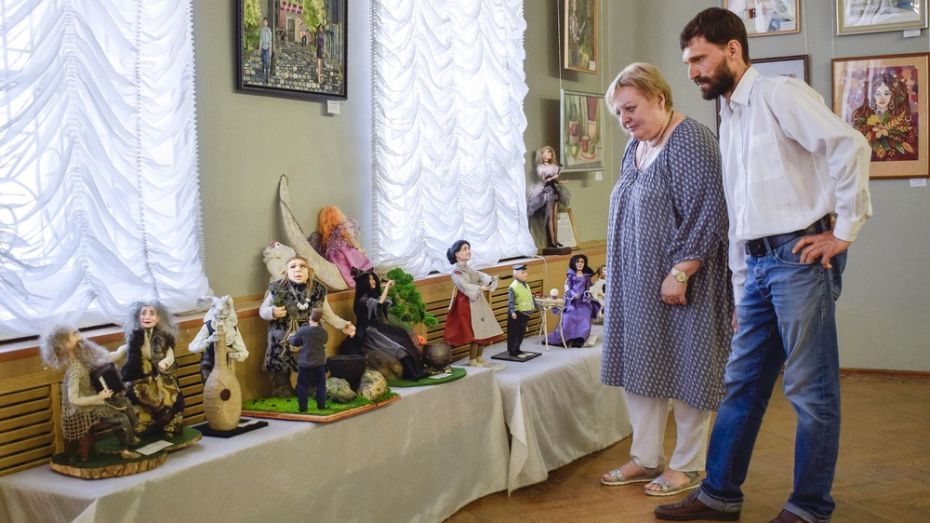 Выставку авторских портретных кукол пригласили посмотреть лискинцев