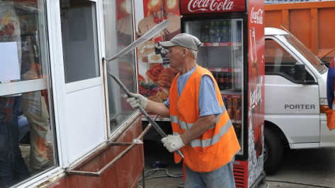 В Воронеже возле киосков общепита уберут 45 нелегально установленных холодильных камер