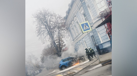 В Павловске Воронежской области загорелся Renault Sandero: видео