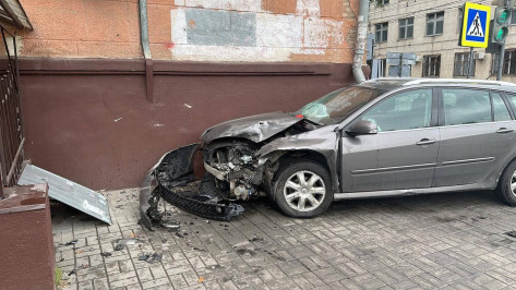 В центре Воронежа после столкновения с «Нивой» иномарка врезалась в дом