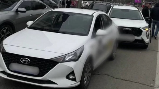 Невменяемый таксист устроил ДТП в центре Воронежа и попал на видео