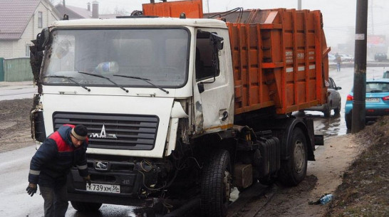 Под Воронежем водитель погиб под колесами при попытке вытащить грузовик из снега