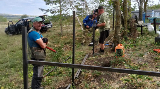 Подгоренские активисты заменили ограждение на кладбище с воинскими захоронениями