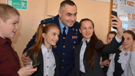 Каширские школьники сделали селфи с космонавтом Евгением Тарелкиным 