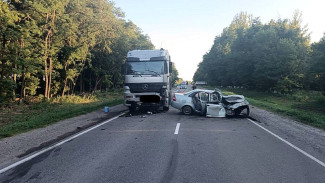 Женщина погибла после страшного ДТП с грузовиком в Воронежской области