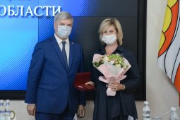 Воронежский губернатор вручил медикам награды от президента
