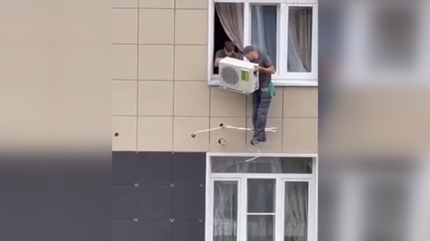 Смертельно опасную установку кондиционера без страховки сняли на видео в Воронеже