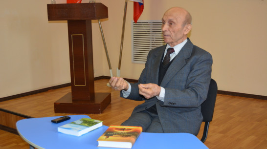 Писатель Виктор Будаков презентовал в Россоши 2 новые книги